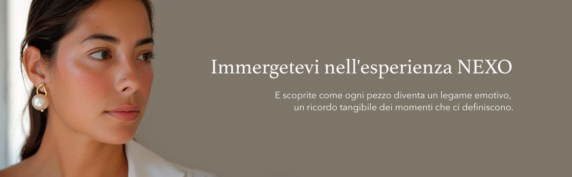 Modella messicana della gioielleria NEXO mentre mostra degli orecchini con perle